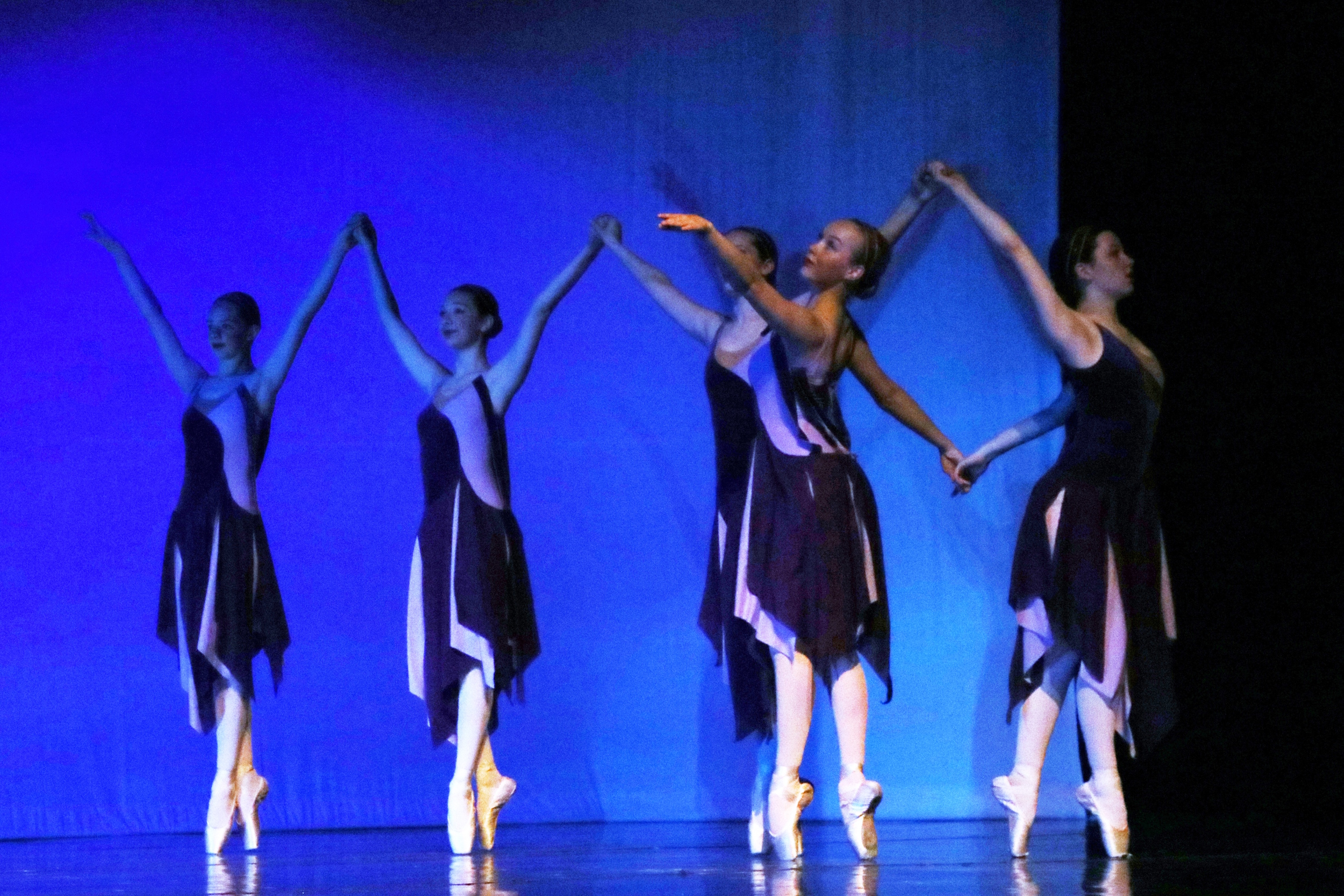 Five young dancers en pointe